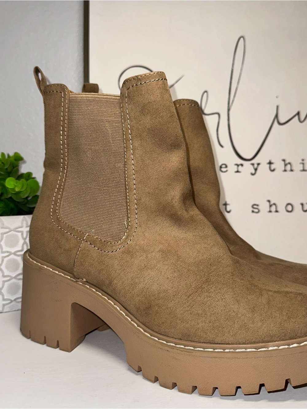 Universal Thread Women’s Brown Faux Suede Chelsea Lug Boots Size 8 Block Heel